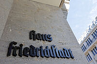 Alte Schrift "Haus Friedrichstadt" am Gebäude