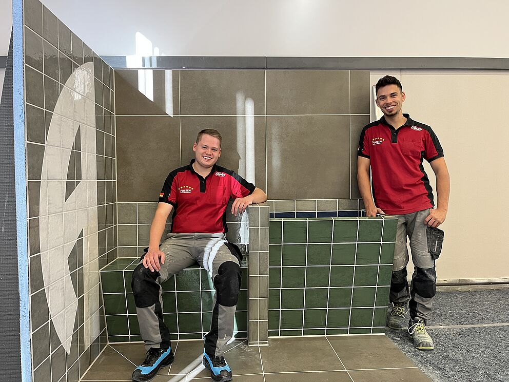 Luis Brauner und Luca Kühne mit dem Werkstück