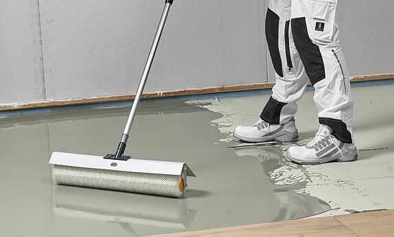 Verlegen von Bodenspachtelmassen