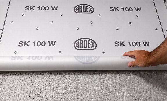 Mann verlegt Abdichtung